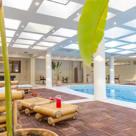 Luxurious Property In Panorama, Bed & Breakfast *